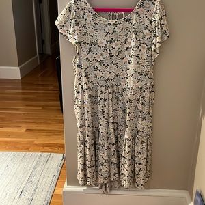 New with tags!! A comfy lightweight floral dress with semi-open tied back back.